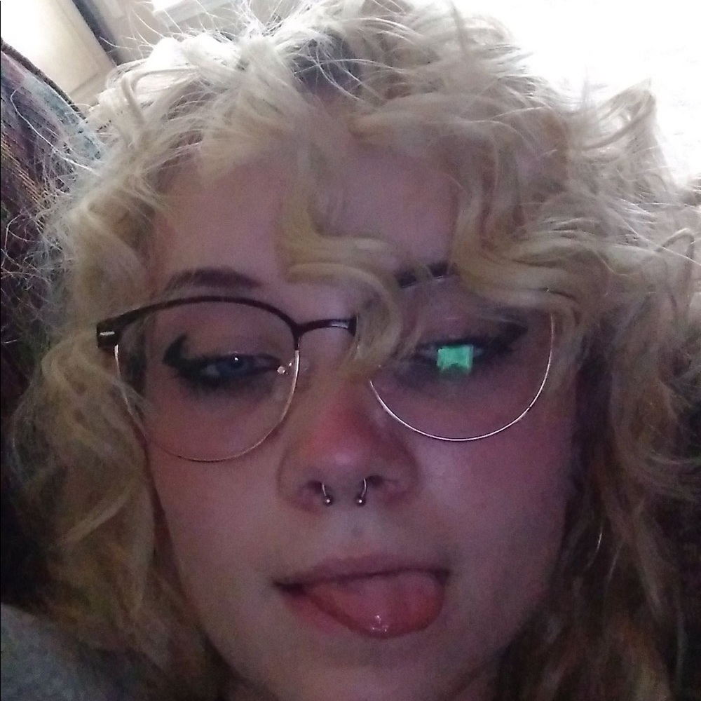 Meet your Posher, Emilee